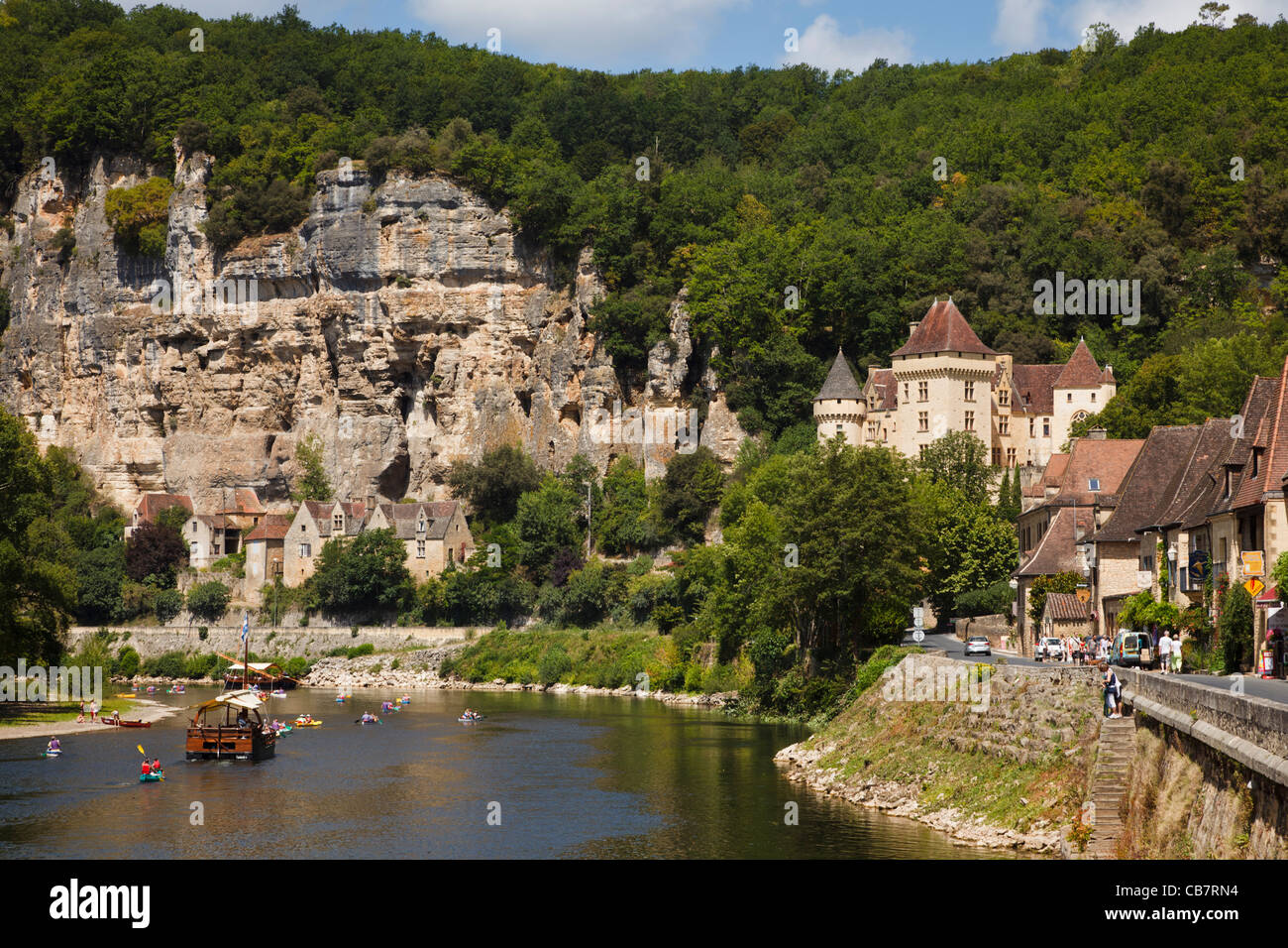 Dordogne Fluß in La Roque-Gageac mit Chateau De La Malartrie im Hintergrund, Frankreich, Europa Stockfoto