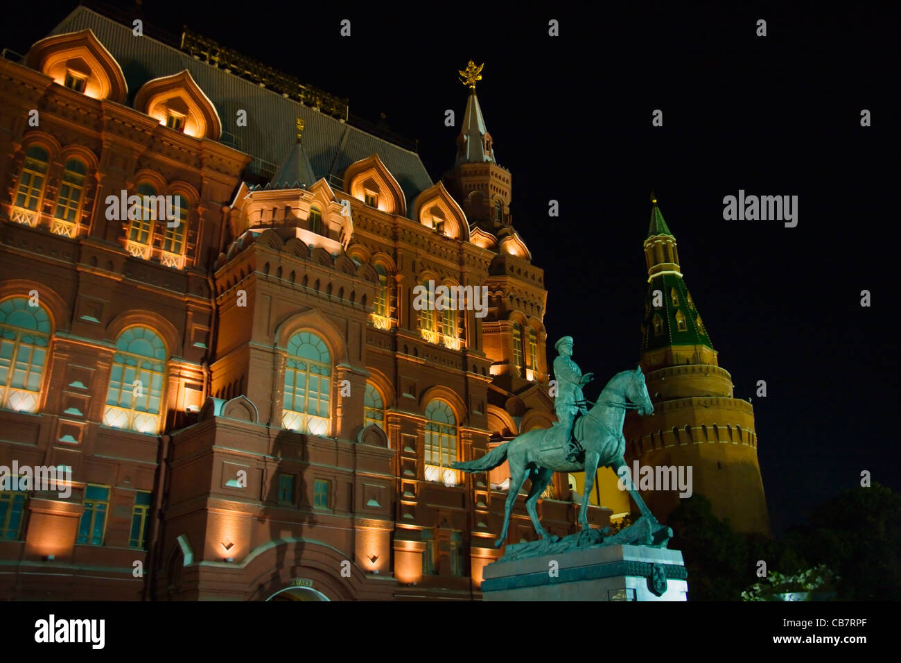 Nachtansicht des staatlichen historischen Museums auf dem Roten Platz, Moskau, Russland Stockfoto