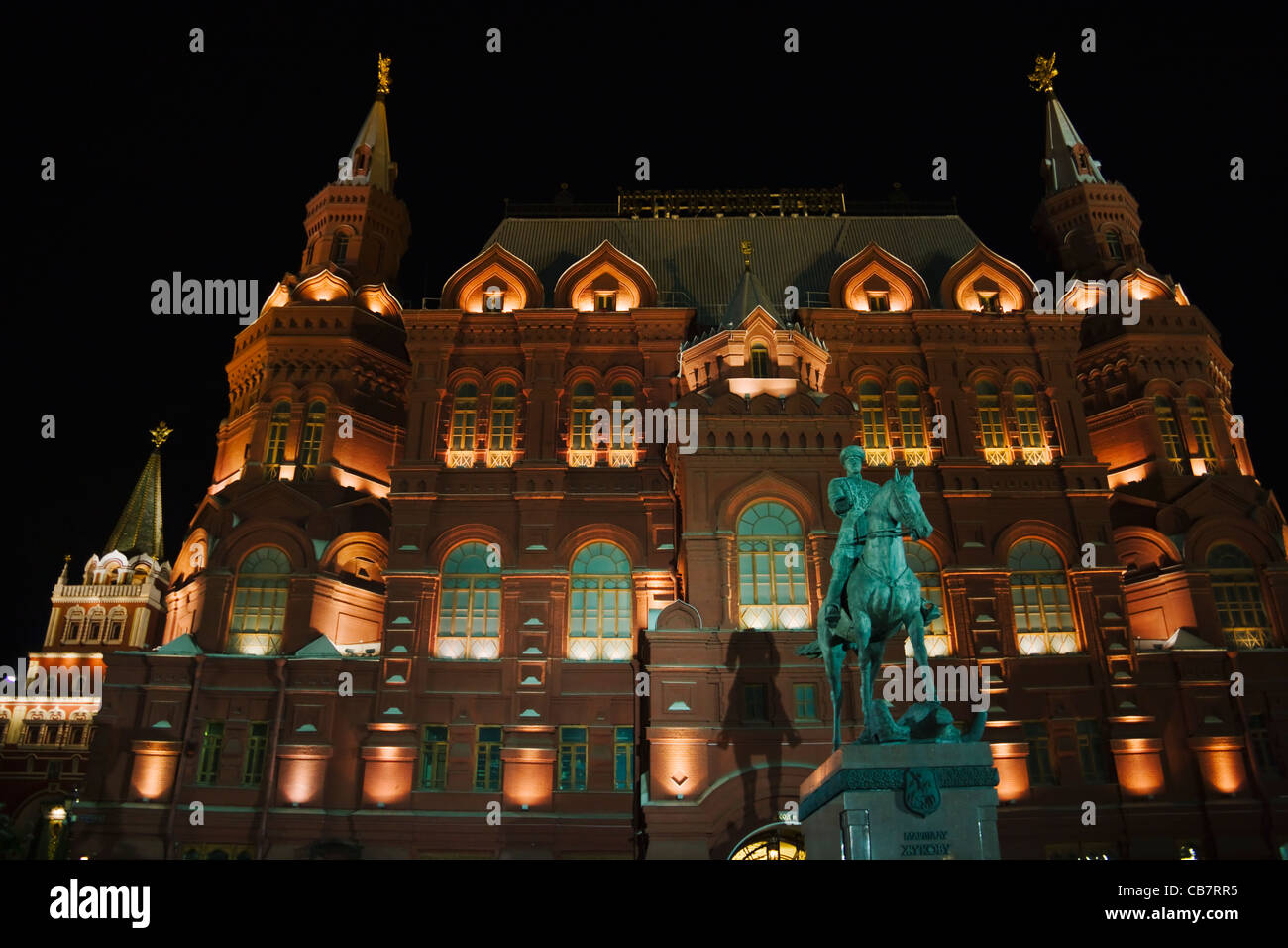 Nachtansicht des staatlichen historischen Museums auf dem Roten Platz, Moskau, Russland Stockfoto