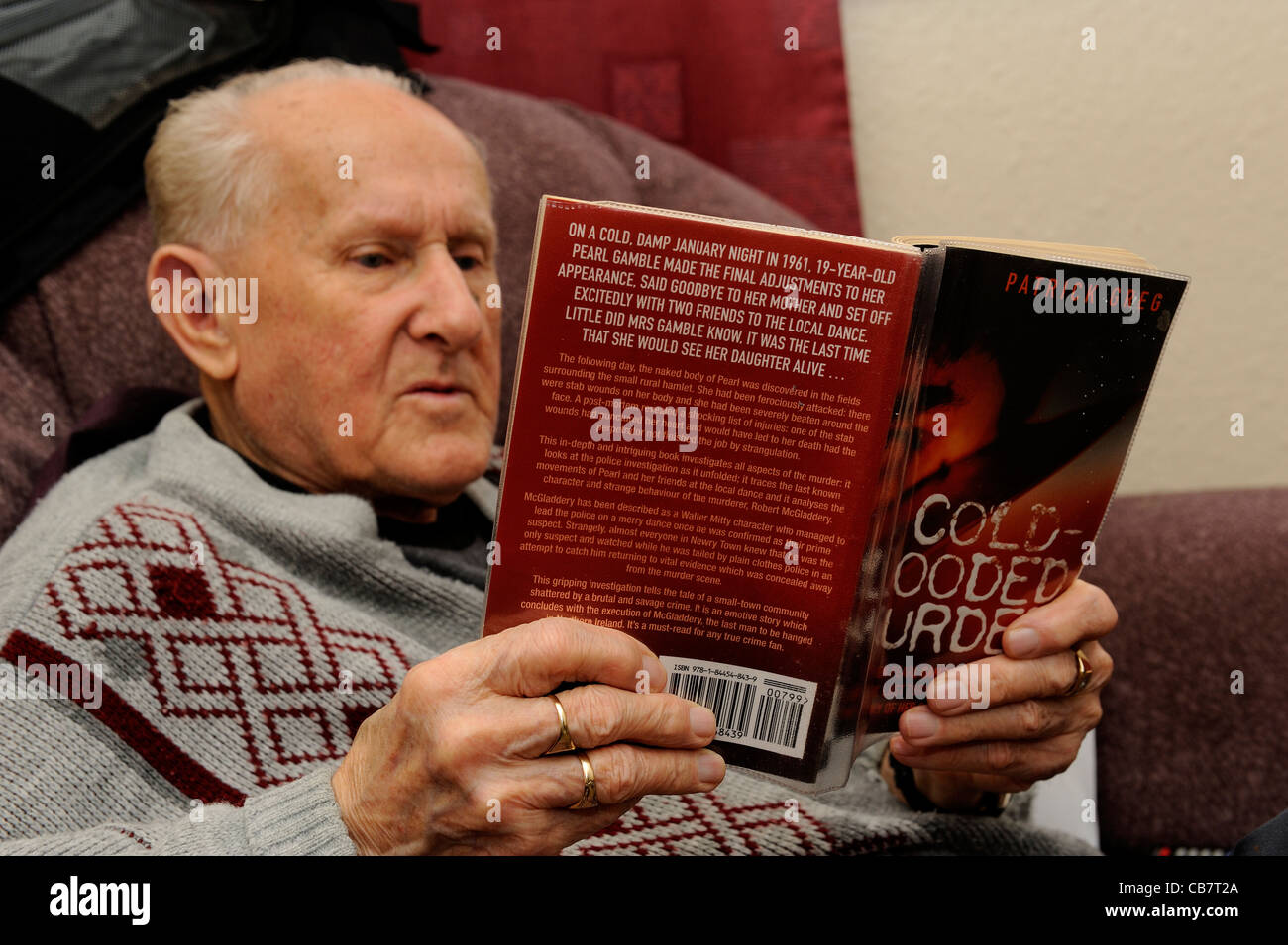 Rentner lesen einen kaltblütige Mord buchen England uk Stockfoto