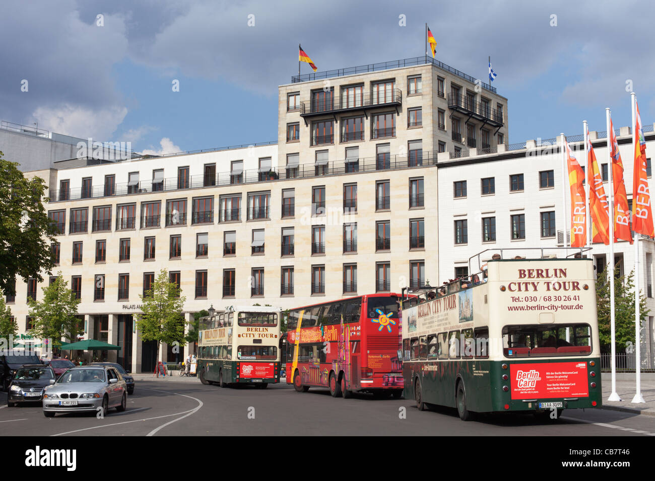 Palais bin Pariser Platz und Tour-Busse, Berlin, Deutschland. Stockfoto