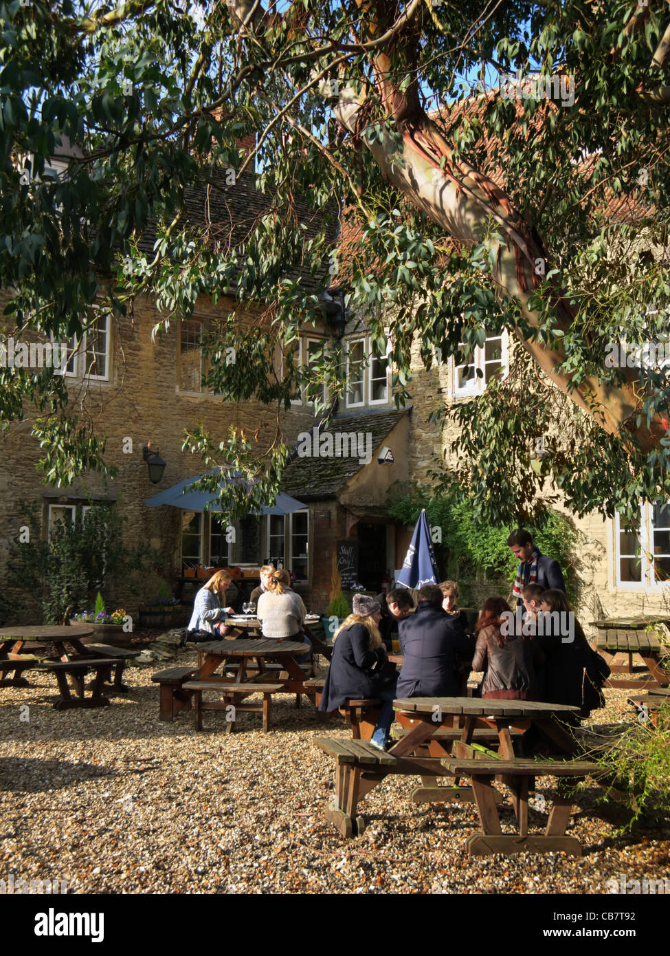 Kneipe-Biergarten am Country-Pub in Lacock, Wiltshire, England, UK Stockfoto