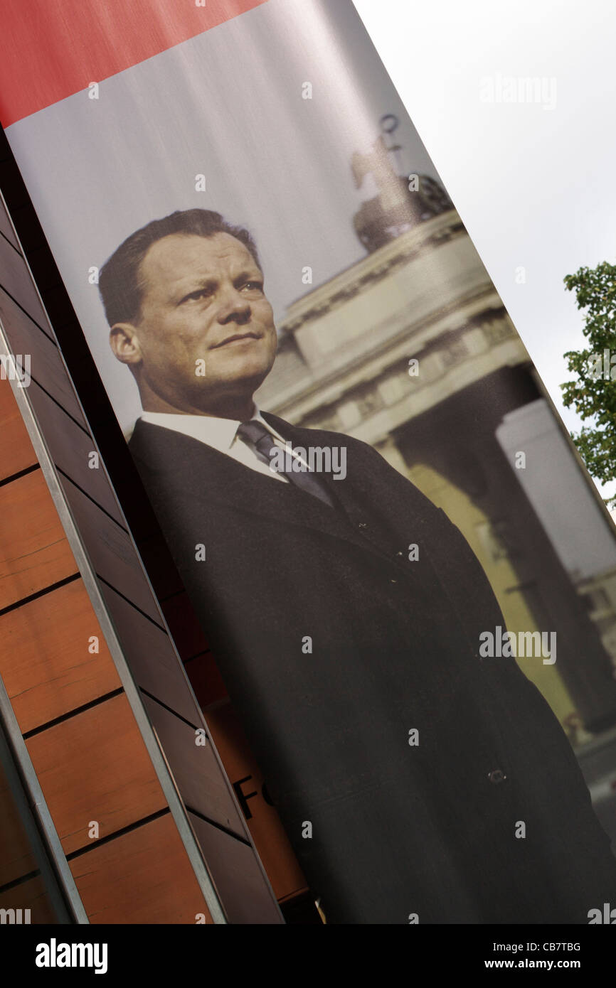 Ein großes Bild von Willy Brandt wird außerhalb der Willy-Brandt-Forum in Berlin, Deutschland angezeigt. Stockfoto
