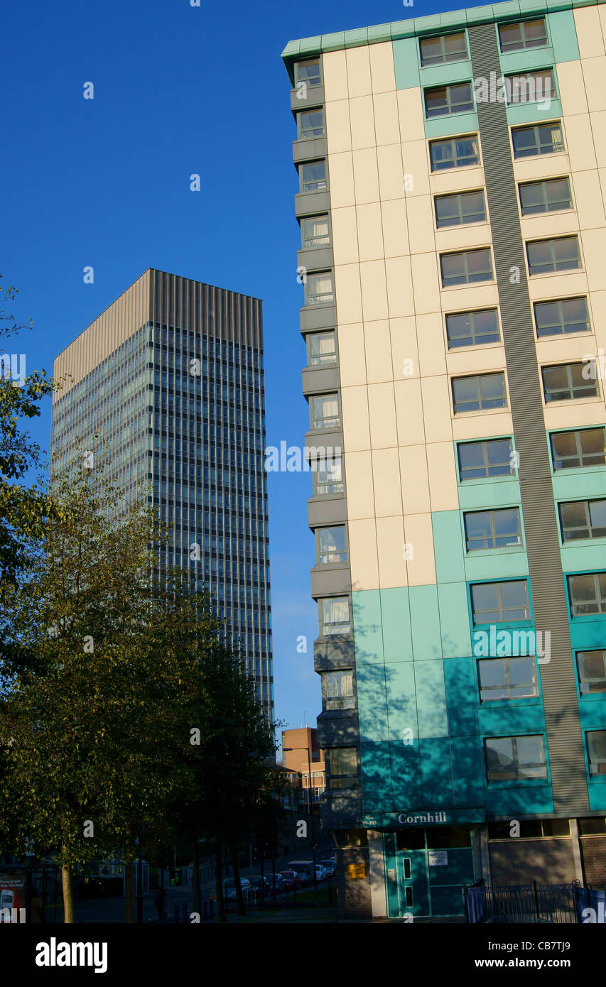 UK, South Yorkshire, Sheffield, Universität des Kunst-Turm & Brook Hill Apartments Stockfoto