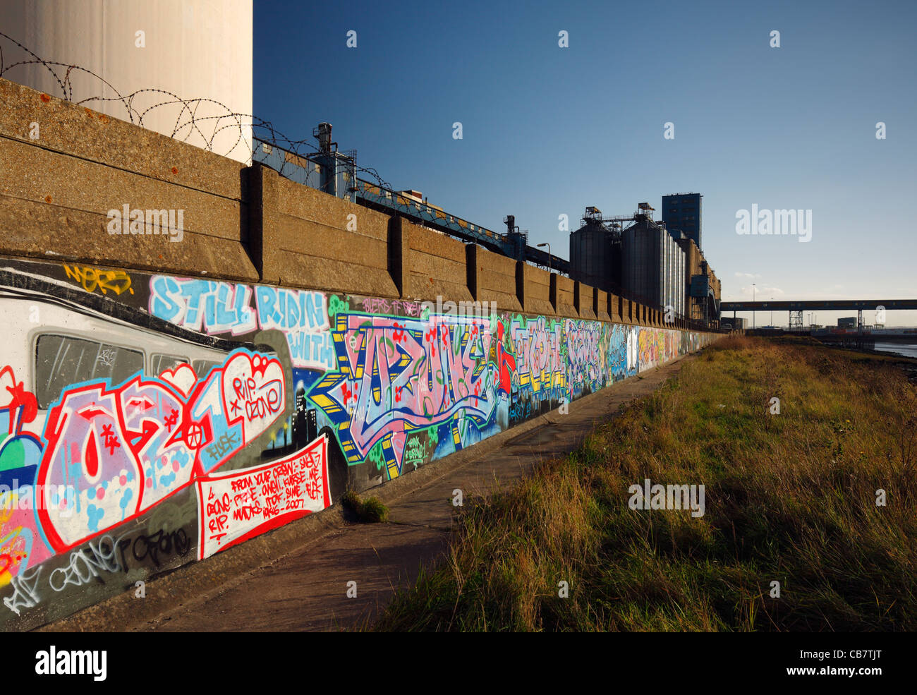 Straßenkunst gewidmet zwei Graffiti-Künstler, Ozon und Wize, die im Jahr 2006 von einem Zug getötet. Stockfoto