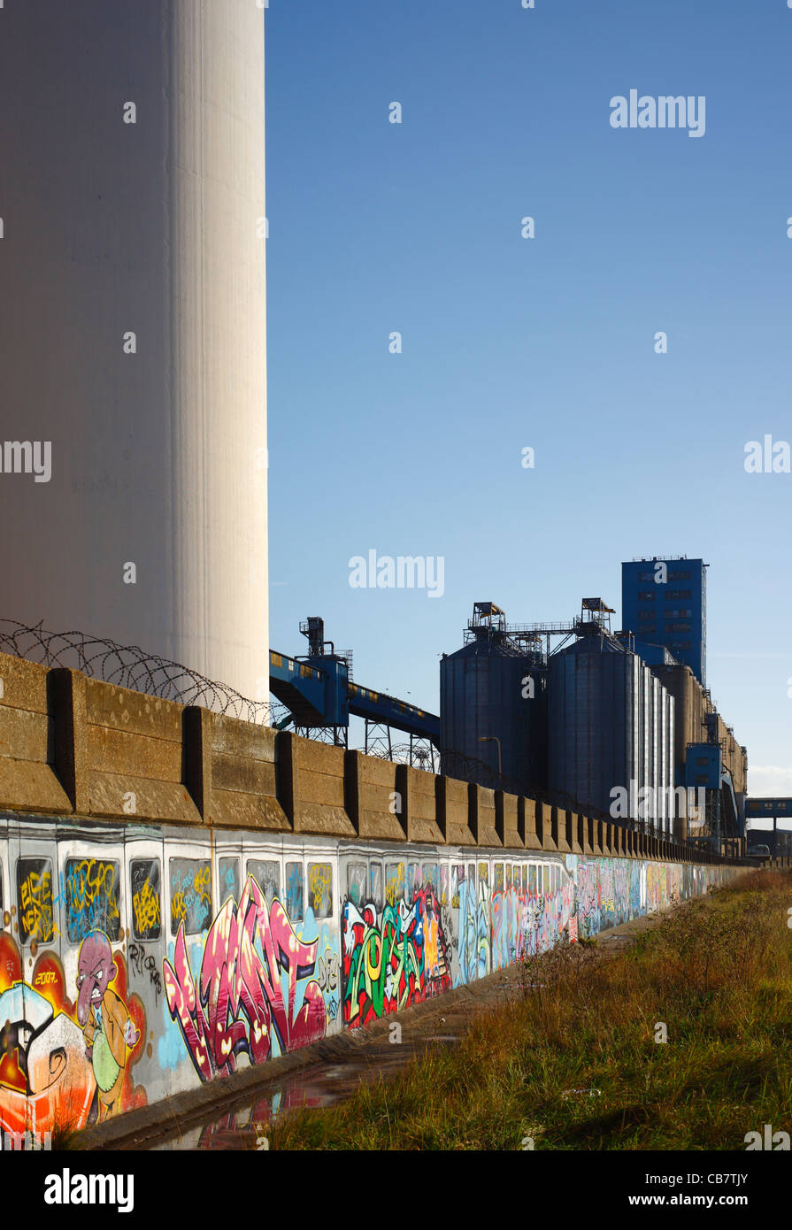 Straßenkunst gewidmet zwei Graffiti-Künstler, Ozon und Wize, die im Jahr 2006 von einem Zug getötet. Stockfoto