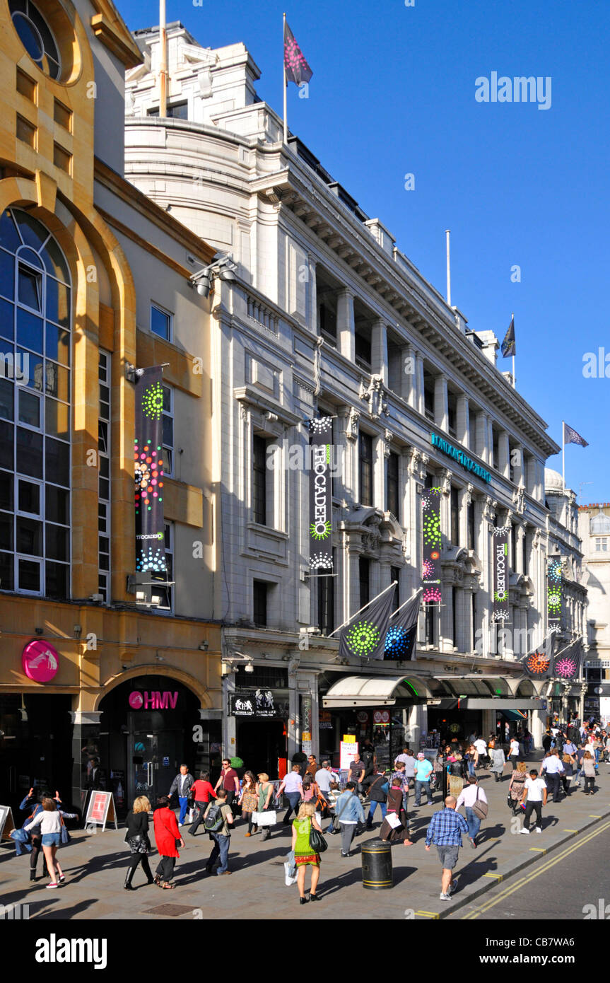 Die London Street Szene besetzt mit Leuten auf Bürgersteig außerhalb Londons Trocadero Tourismus Shopping Complex Coventry Street West End London England Großbritannien Stockfoto