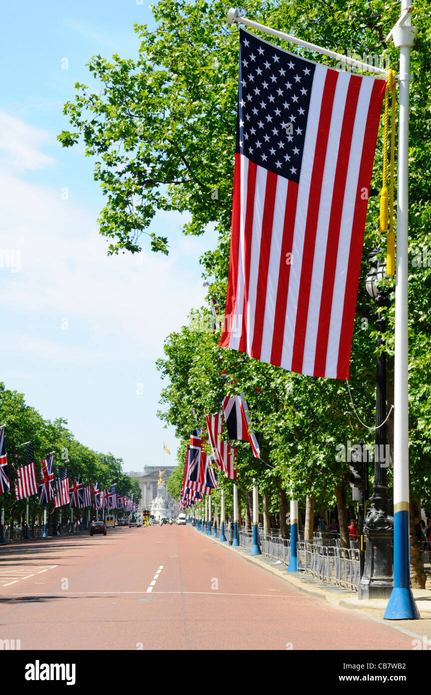 Stars & Stripes American Flag & Union Flagge des Vereinigten Königreichs fliegen von fahnenmasten in der Mall London für den Besuch von US-Präsident England Großbritannien Stockfoto