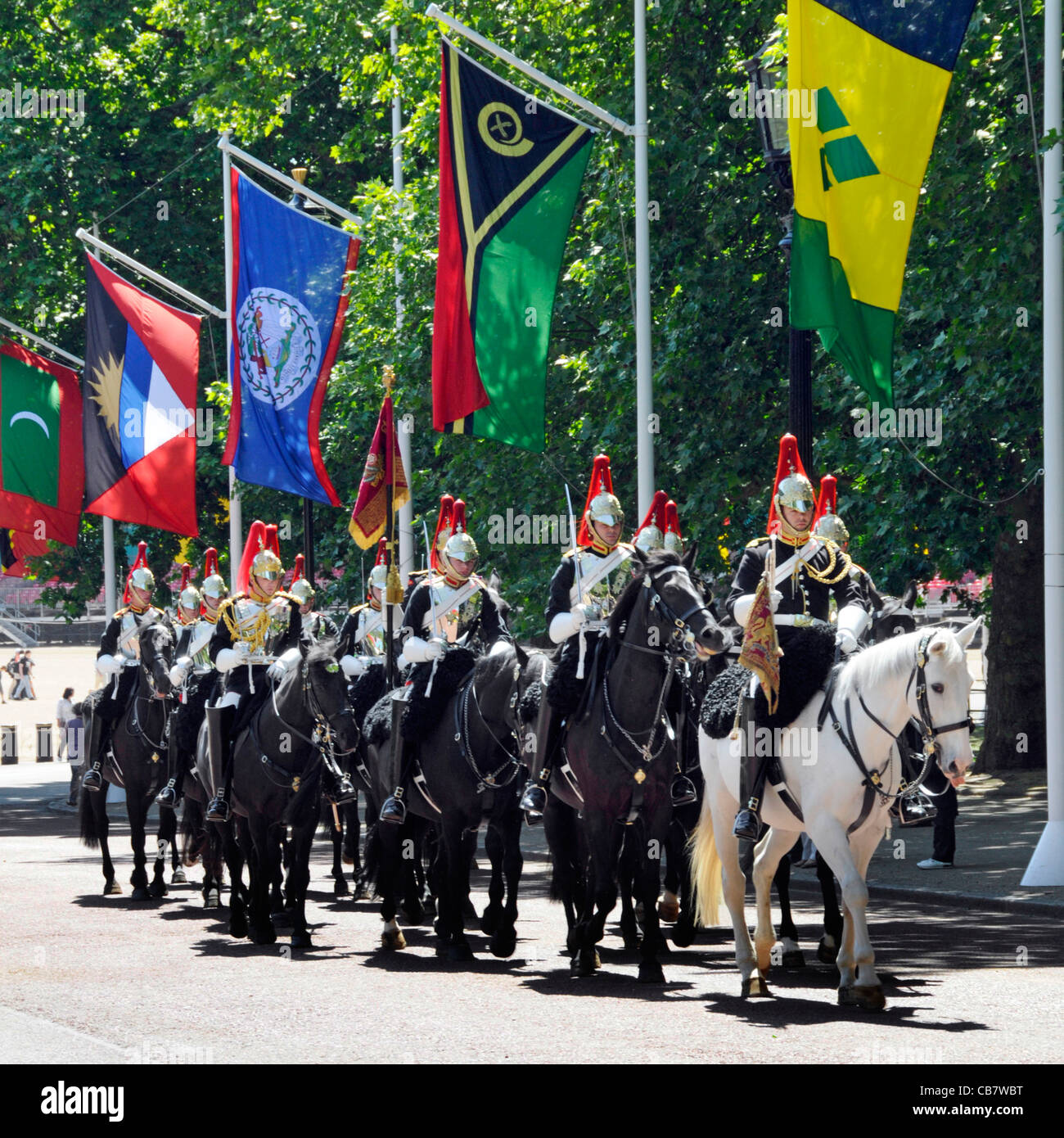 Blues and Royals Household Kavallerry Regiment verlässt Horse Guards Parade Ground nach zeremonieller Wachwechsel London England UK Stockfoto