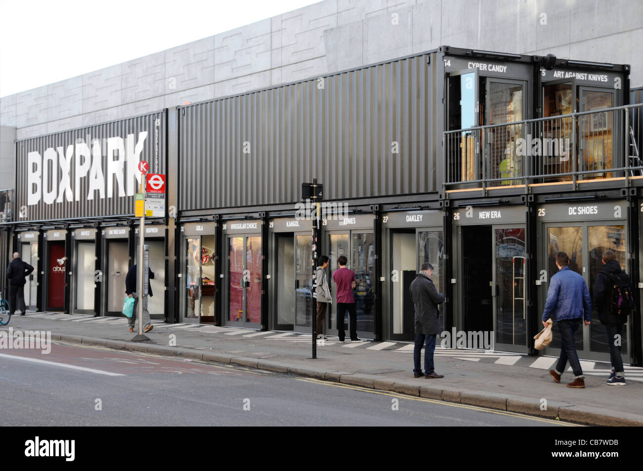 Shoreditch Boxpark shop Einheiten aus Stapeln der Container zusammen und bezeichnet als Pop Up mall London England UK gebildet Stockfoto