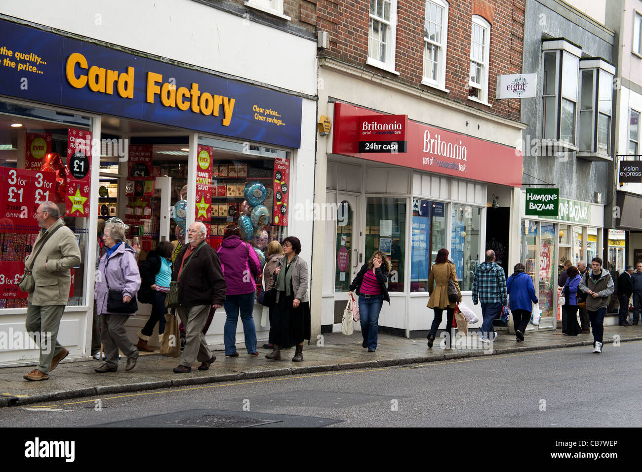 Menschen beim Einkaufen in Truro, Großbritannien Stockfoto