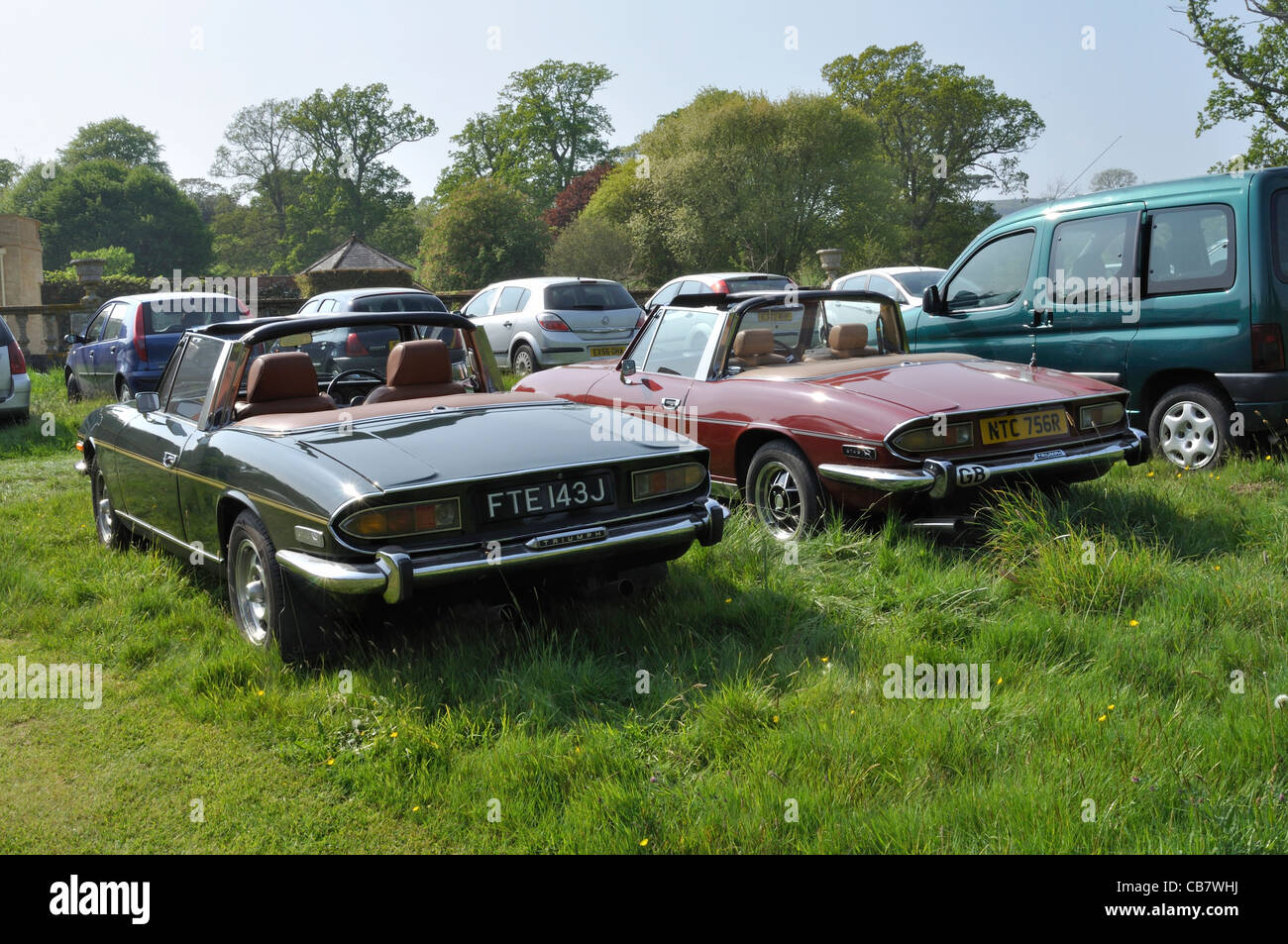 Mark I und Mark II Triumph Hirsche Chideock Manor, in der Nähe von Bridport, Dorset. Der Mark I ist auf der linken Seite. Stockfoto