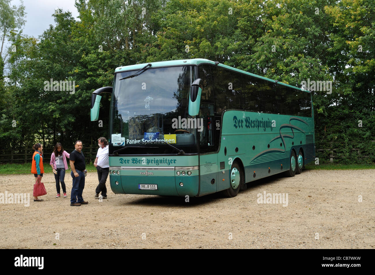 Ein deutscher Trainer mit einer Gruppe von Studenten aus Deutschland, im Herzen des New Forest bei Burley, Hampshire abgebildet. Stockfoto