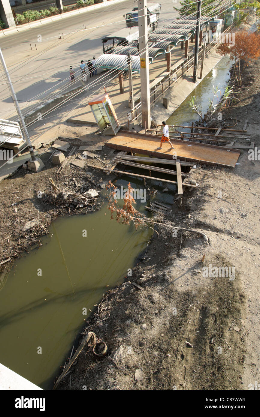 Kanal im Don Muang Viertel nach Hochwasser in Thailand reduziert. Stockfoto