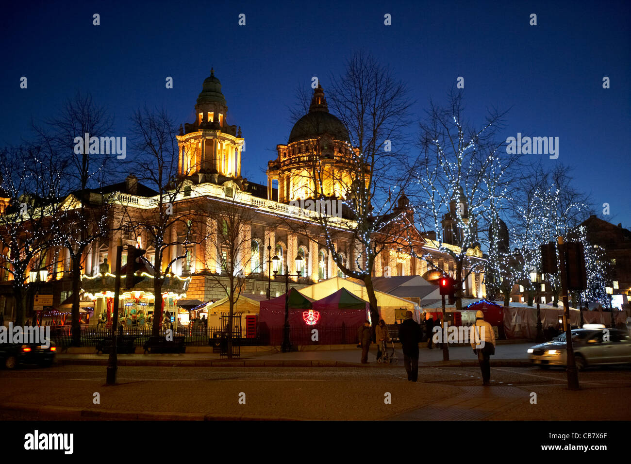 beleuchtet mit Weihnachtsbeleuchtung und Xmas Markt Nord Irland Vereinigtes Königreich der Belfast City hall Stockfoto