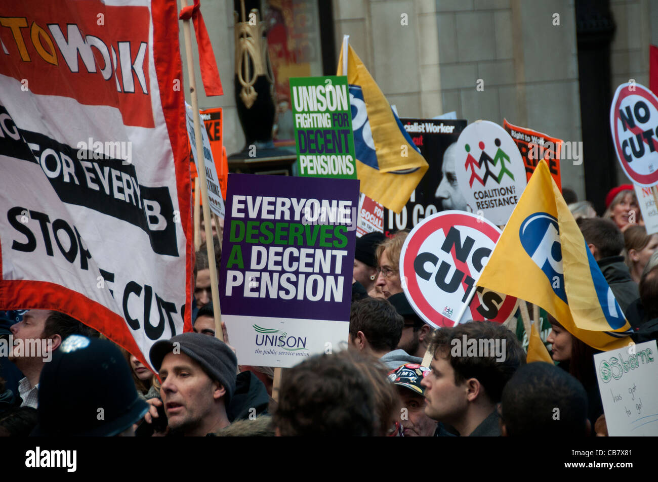 Eines Tages Streik gegen Rentenkürzungen von Beschäftigten im öffentlichen Dienst. Marschieren Sie mit Banner und Plakate Stockfoto