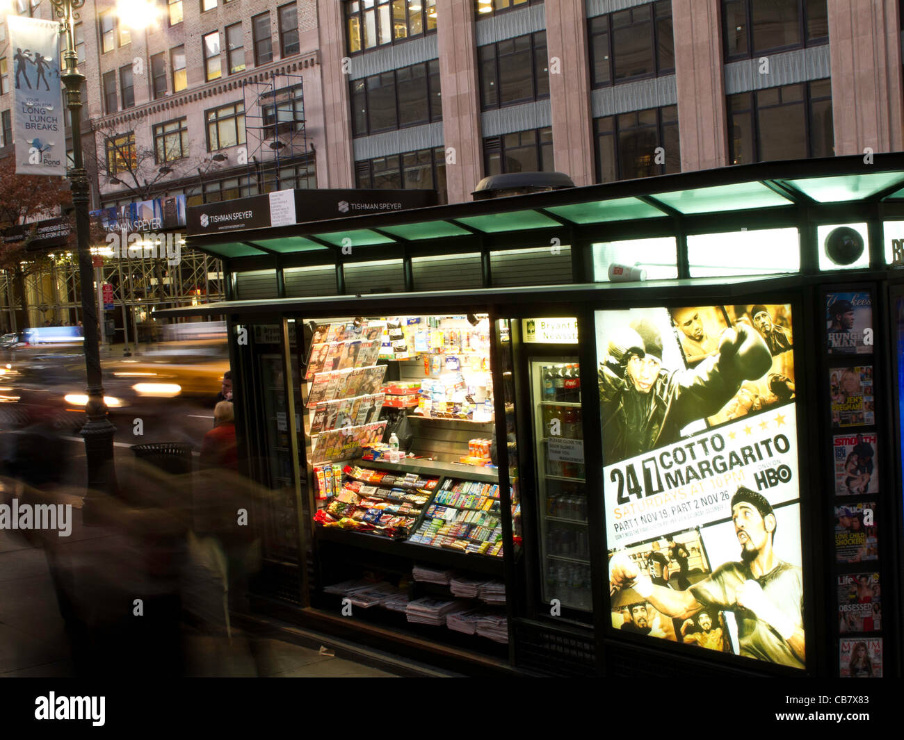 Bürgersteig Zeitungskiosk in der Abenddämmerung, West 42nd Street, NYC Stockfoto