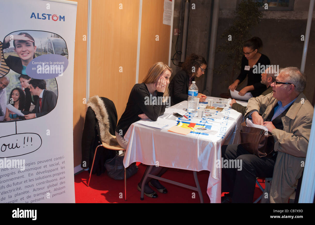 Paris, Frankreich, Small Group People, sitzen an Tischen, Mann wird im Centquartre com munity Center, Senior Job Fair, Alshom Inc. Jobcenter europa interviewt Stockfoto