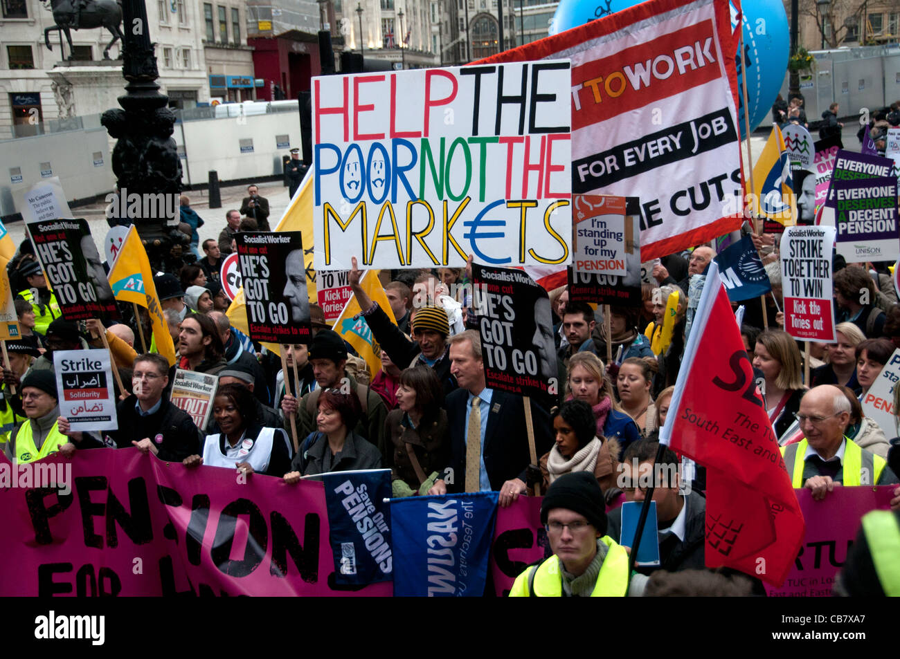 30. November 2011. Eines Tages Streik gegen Rentenkürzungen von Beschäftigten im öffentlichen Dienst. Marschieren Sie mit Banner und Plakate Stockfoto