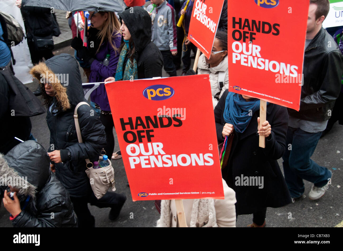 Eines Tages Streik gegen Rentenkürzungen von Beschäftigten im öffentlichen Dienst. Gewerkschaftsmitglieder PCS marschieren in die Demonstration mit Fahnen. Stockfoto