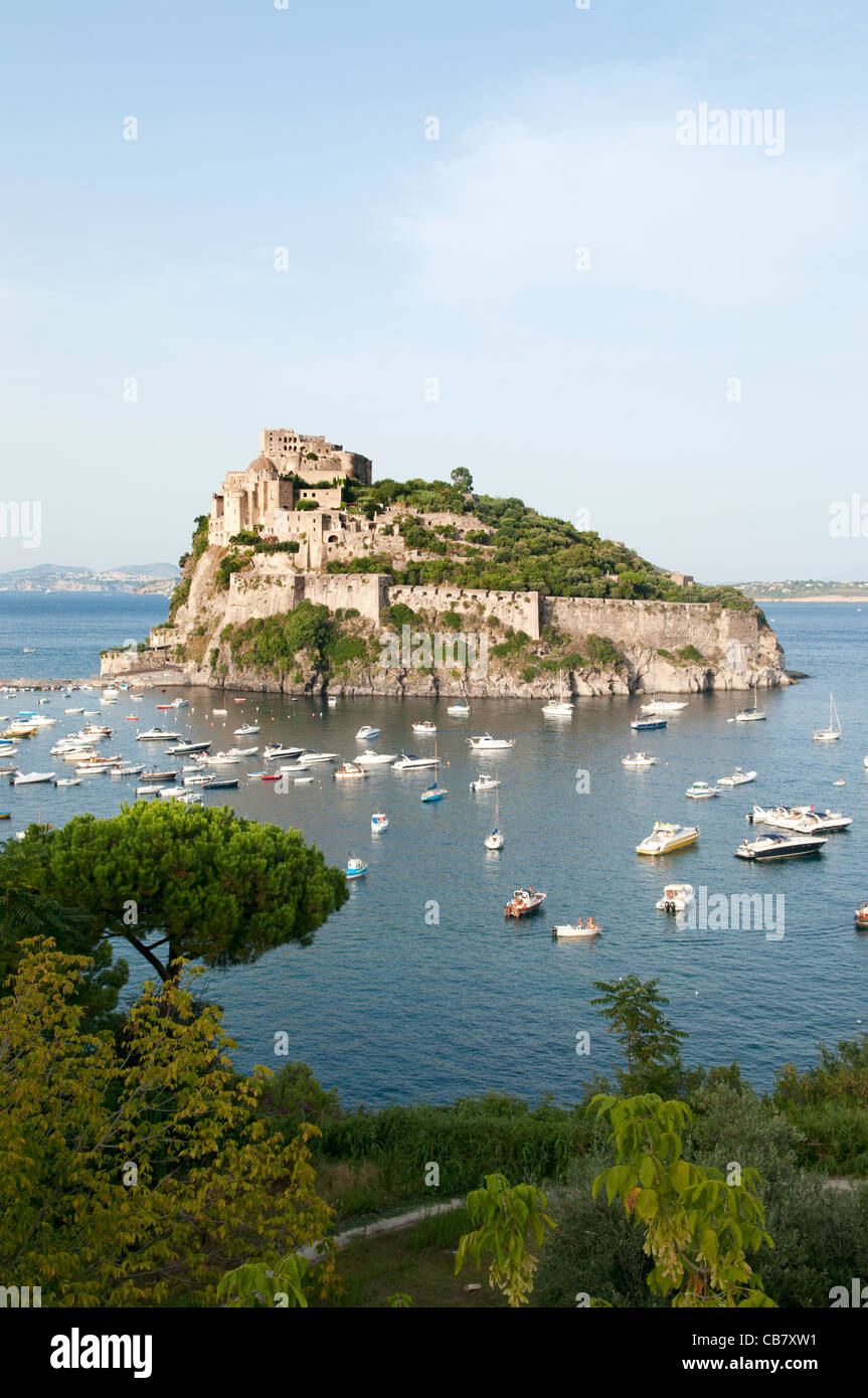 Das Castello Aragonese auf der Insel Ischia im Golf von Neapel, Italien