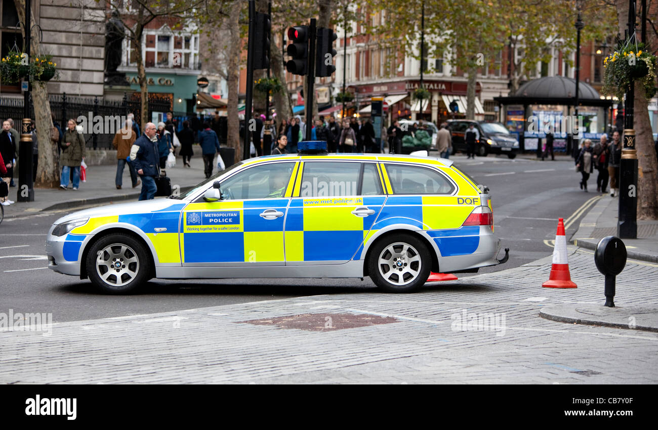 Ein Polizeifahrzeug von Metropolitan blockiert eine Straße während der Streiks des öffentlichen Sektors (die Gewerkschaften), London, 2011, England, Großbritannien. Stockfoto