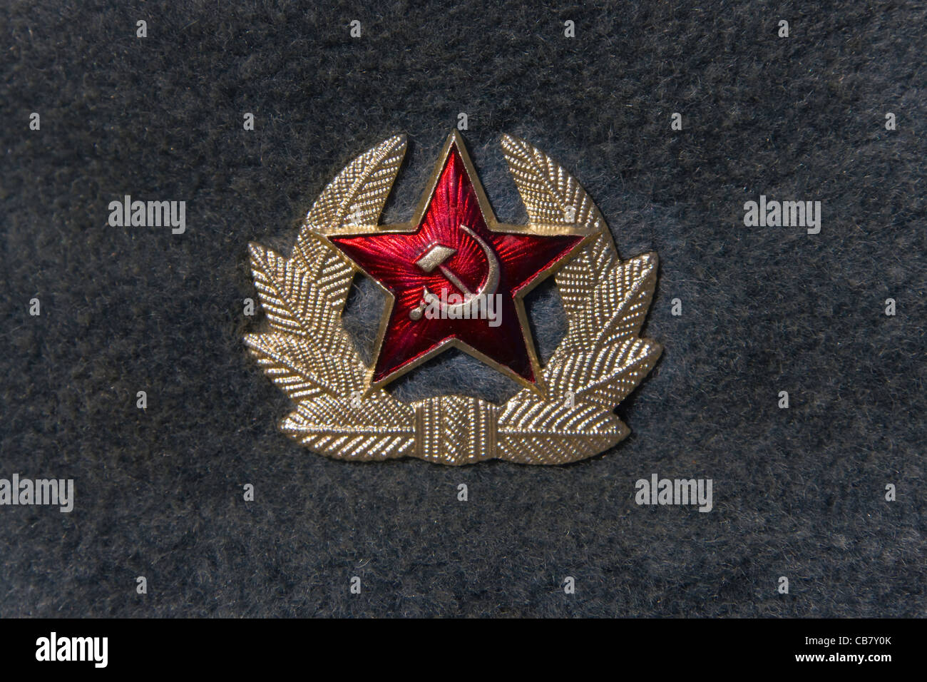 Russische Rote Armee Abzeichen auf der Hut, Lemberg, Ukraine Stockfoto