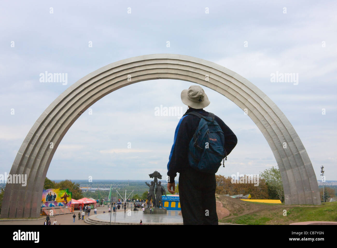 Touristen am Rainbow Arch, Freundschaft der Nationen Denkmal, Kiew, Ukraine Stockfoto