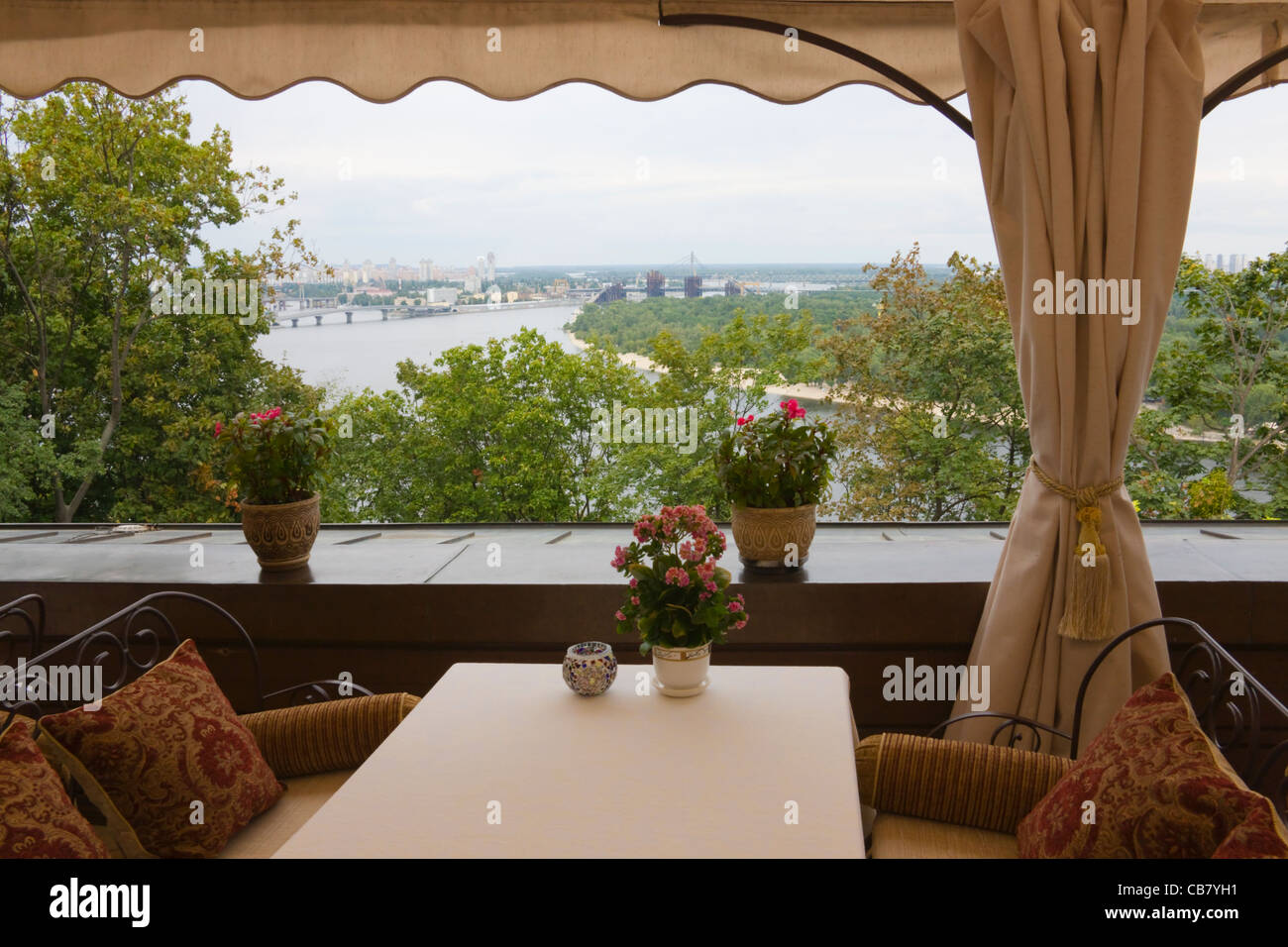 Restaurant mit Blick auf Dnjepr, Kiew, Ukraine Stockfoto
