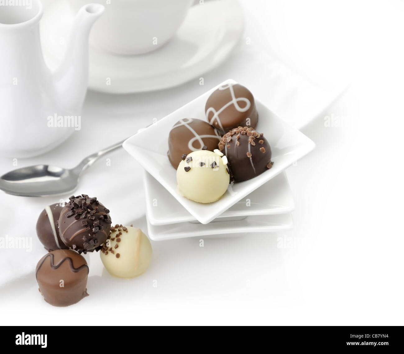 Pralinen-Sortiment In einem weißen Teller Stockfoto