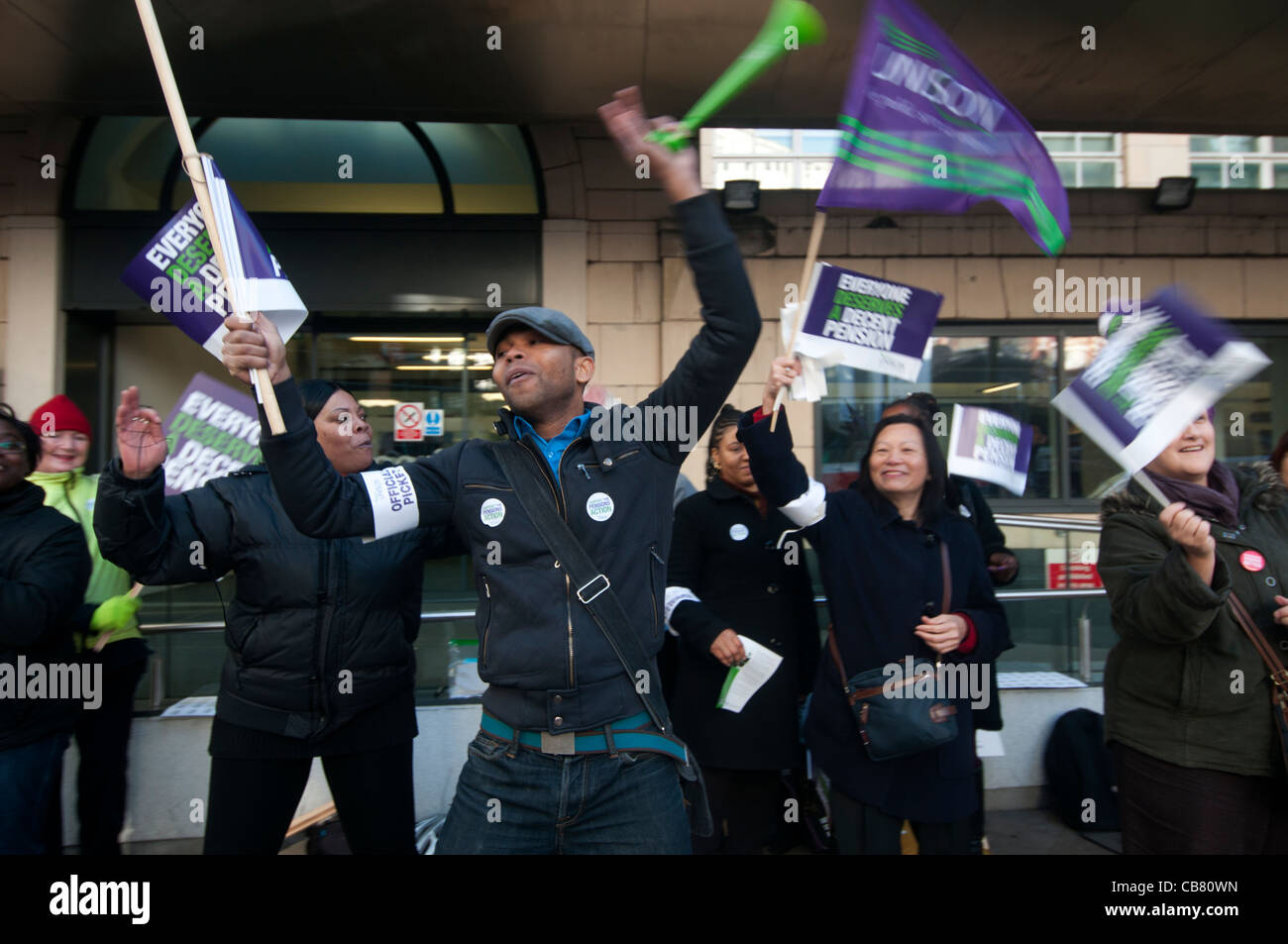 Eines Tages Streik gegen Rentenkürzungen von Beschäftigten im öffentlichen Dienst. Streikposten von Unison Gewerkschaftsmitglieder am Moorfields Eye Hospital Krankenhaus Stockfoto