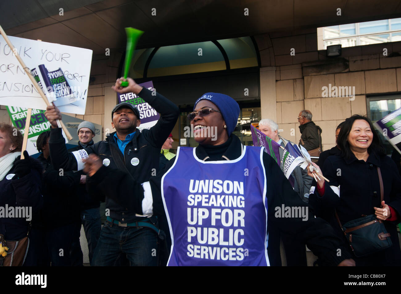 Eines Tages Streik gegen Rentenkürzungen von Beschäftigten im öffentlichen Dienst. Streikposten von Unison Gewerkschaftsmitglieder am Moorfields Eye Hospital Krankenhaus Stockfoto