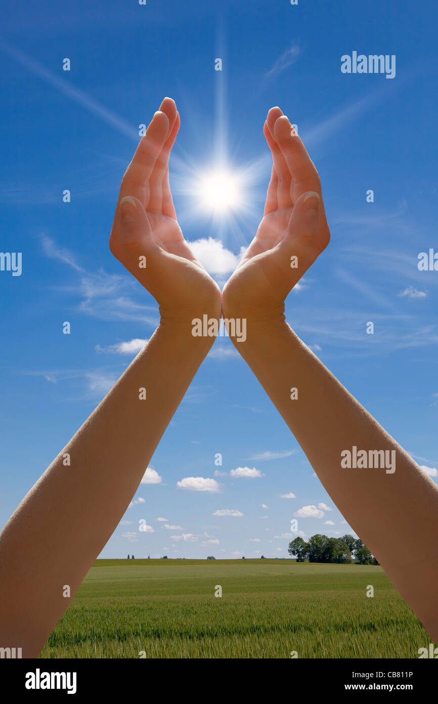 Hände halten Sonne Stockfoto