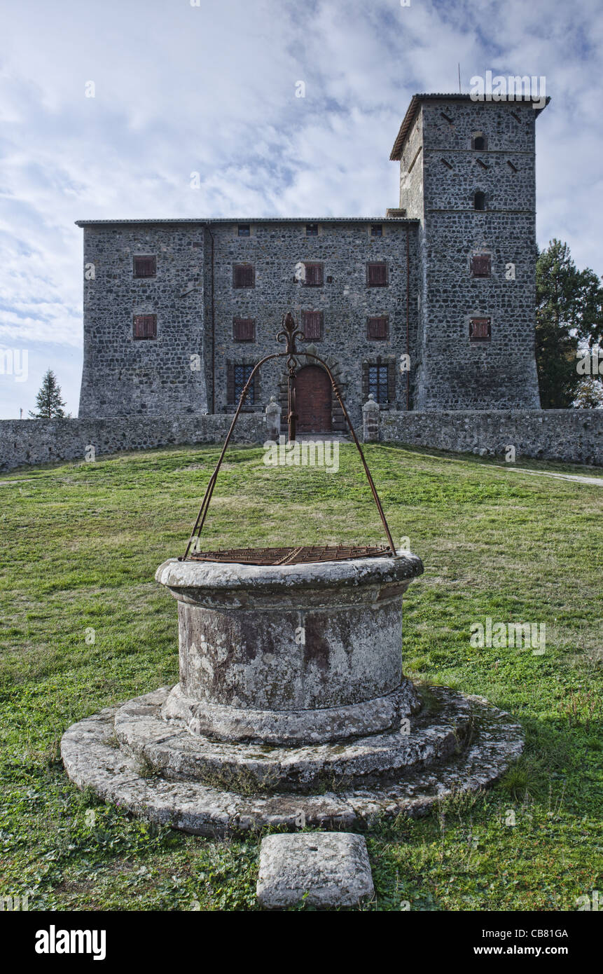 Die Burg von Montalfina in der Nähe von San Giorgio, Mittelitalien. Stockfoto