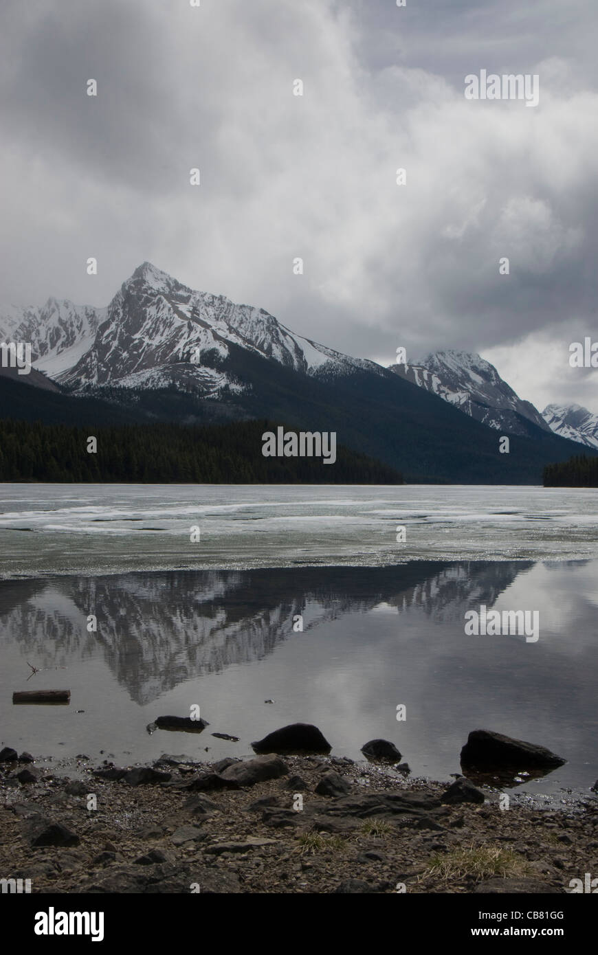 Eis am Maligne Lake, Jasper, Alberta, Kanada Stockfoto