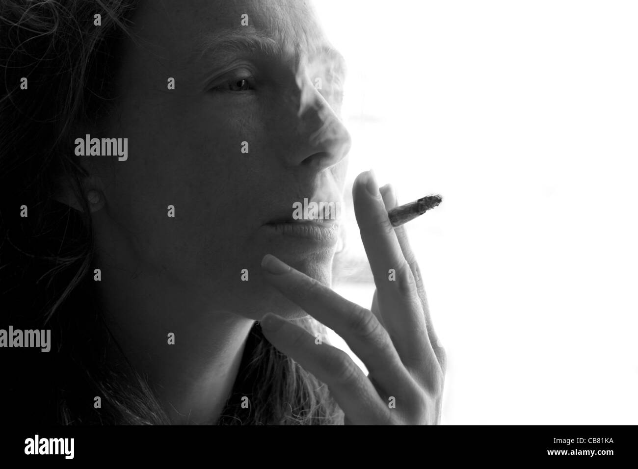 weibliche Raucher Frau mit Zigarette Beathing Rauch Stockfoto