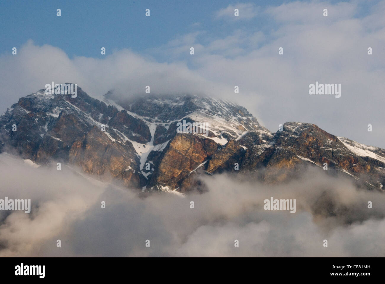 Frühen Morgennebel auf Pyramide Berg, Jasper, Alberta, Kanada Stockfoto