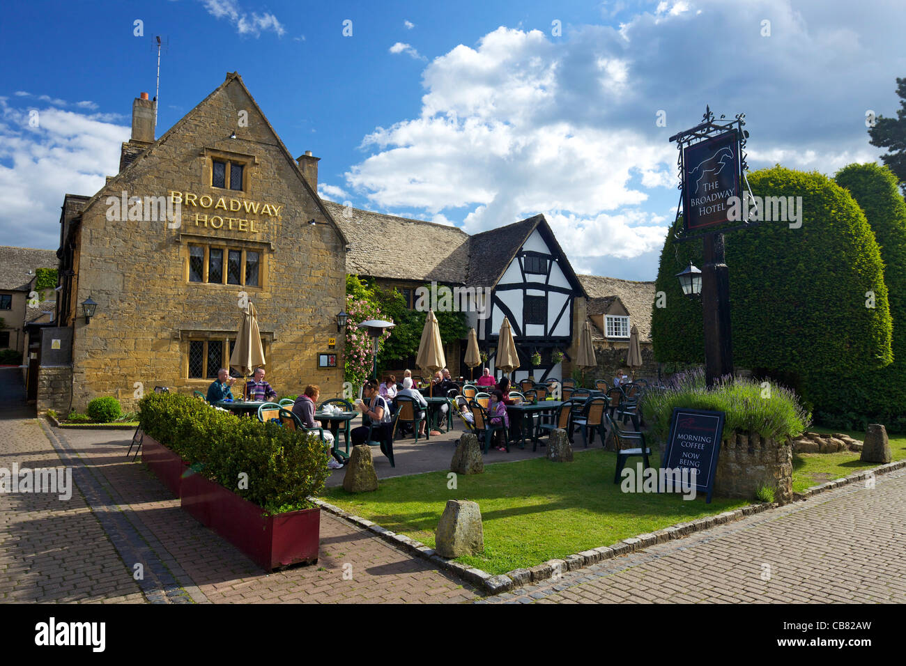 Besucher und Touristen genießen Bier Garten, Frühling Sonnenschein, Broadway Hotel, Broadway, Worcestershire, Cotswolds, England, UK Stockfoto