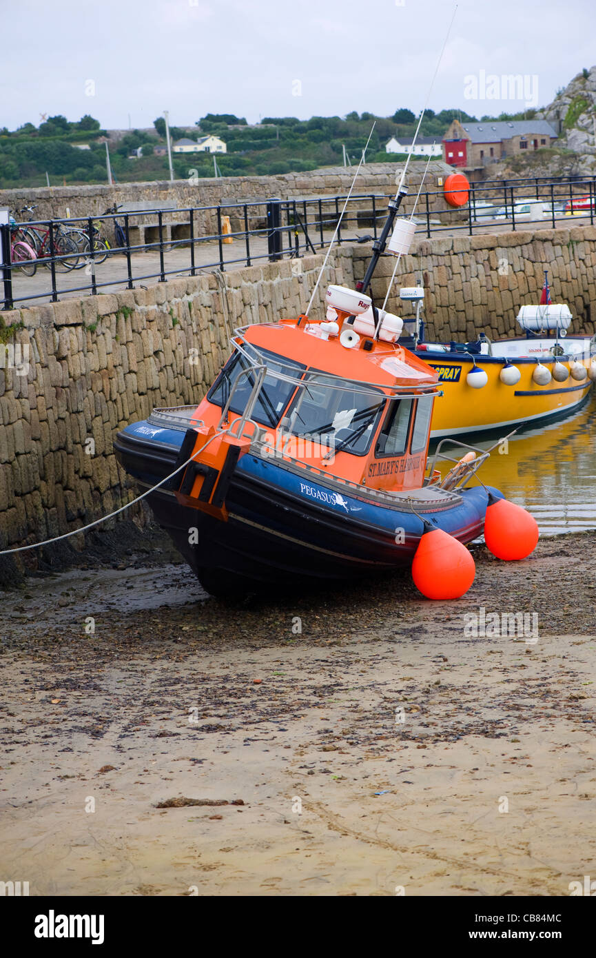 Str. Marys RNLI-Rettungsboot im Hafen von Hugh Town. Stockfoto