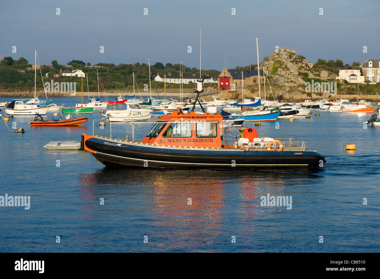 Str. Marys RNLI-Rettungsboot im Hafen von Hugh Town. Stockfoto