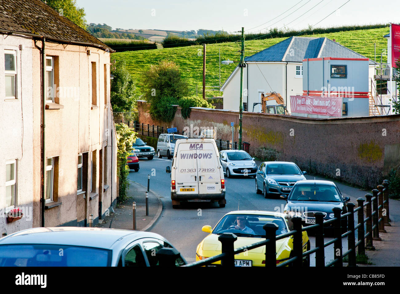 Staus und hohe Verschmutzung durch LKWs und die Zunahme der Fahrzeuge auf den engen Straßen von Crediton, Devon, England Stockfoto