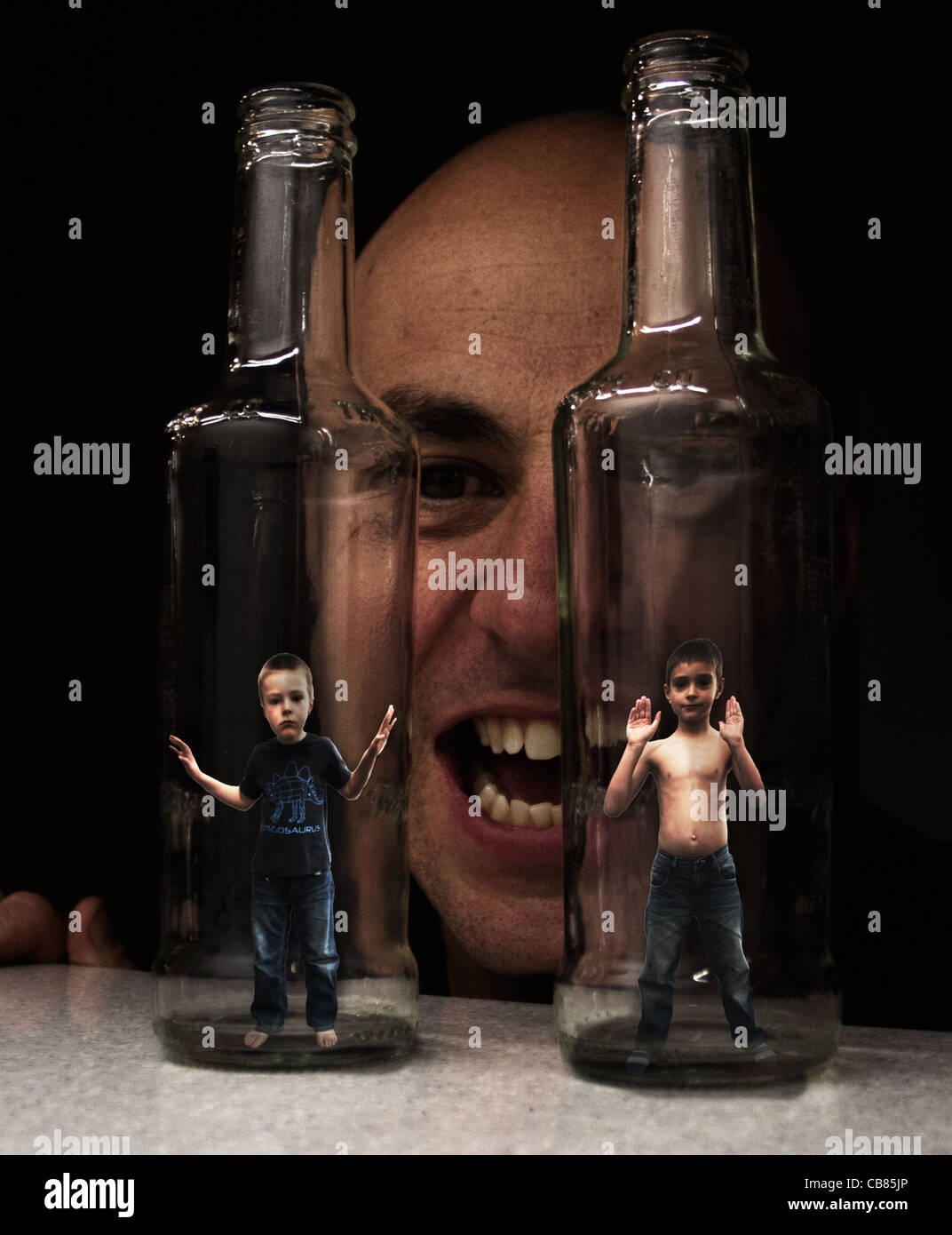 Zwei Jungs in einer Flasche Stockfoto