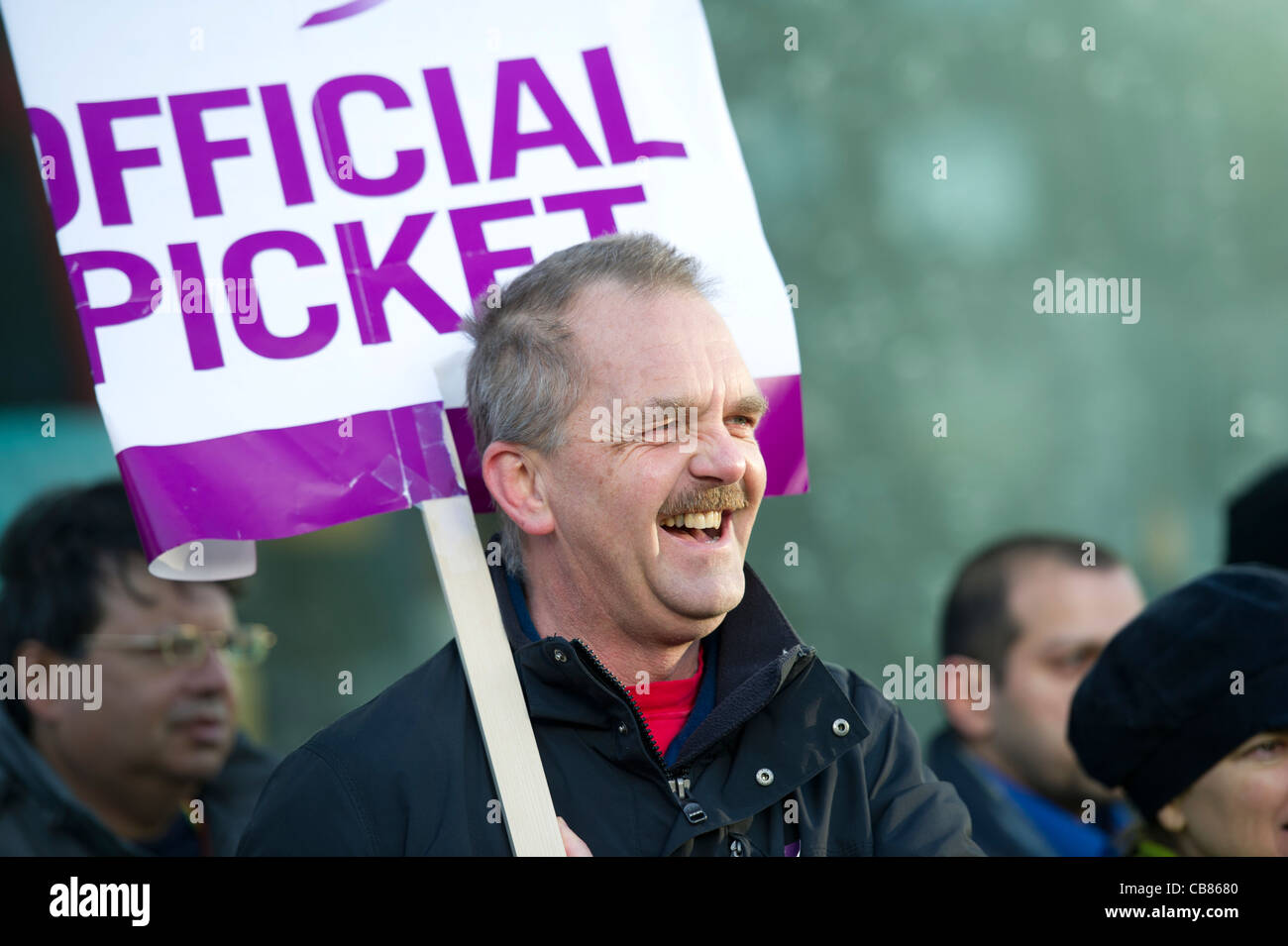 Offizielle Streikposten vor HMRC Gebäude bei Euston Road, London, am Tag der Aktion von Beschäftigten im öffentlichen Dienst. Stockfoto