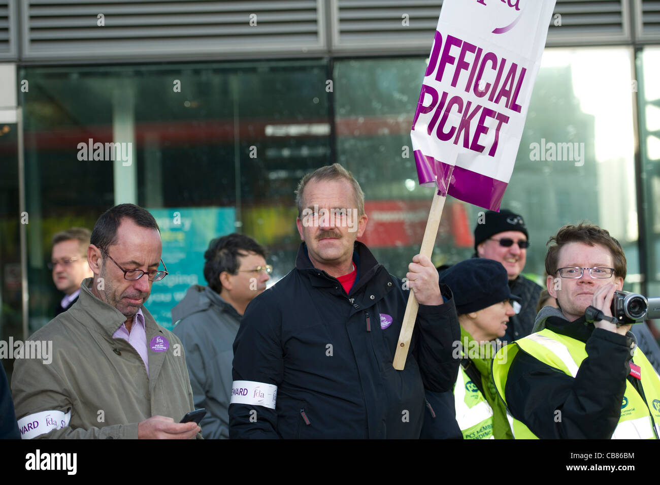 Offizielle Streikposten vor HMRC Gebäude bei Euston Road, London, am Tag der Aktion von Beschäftigten im öffentlichen Dienst. Stockfoto