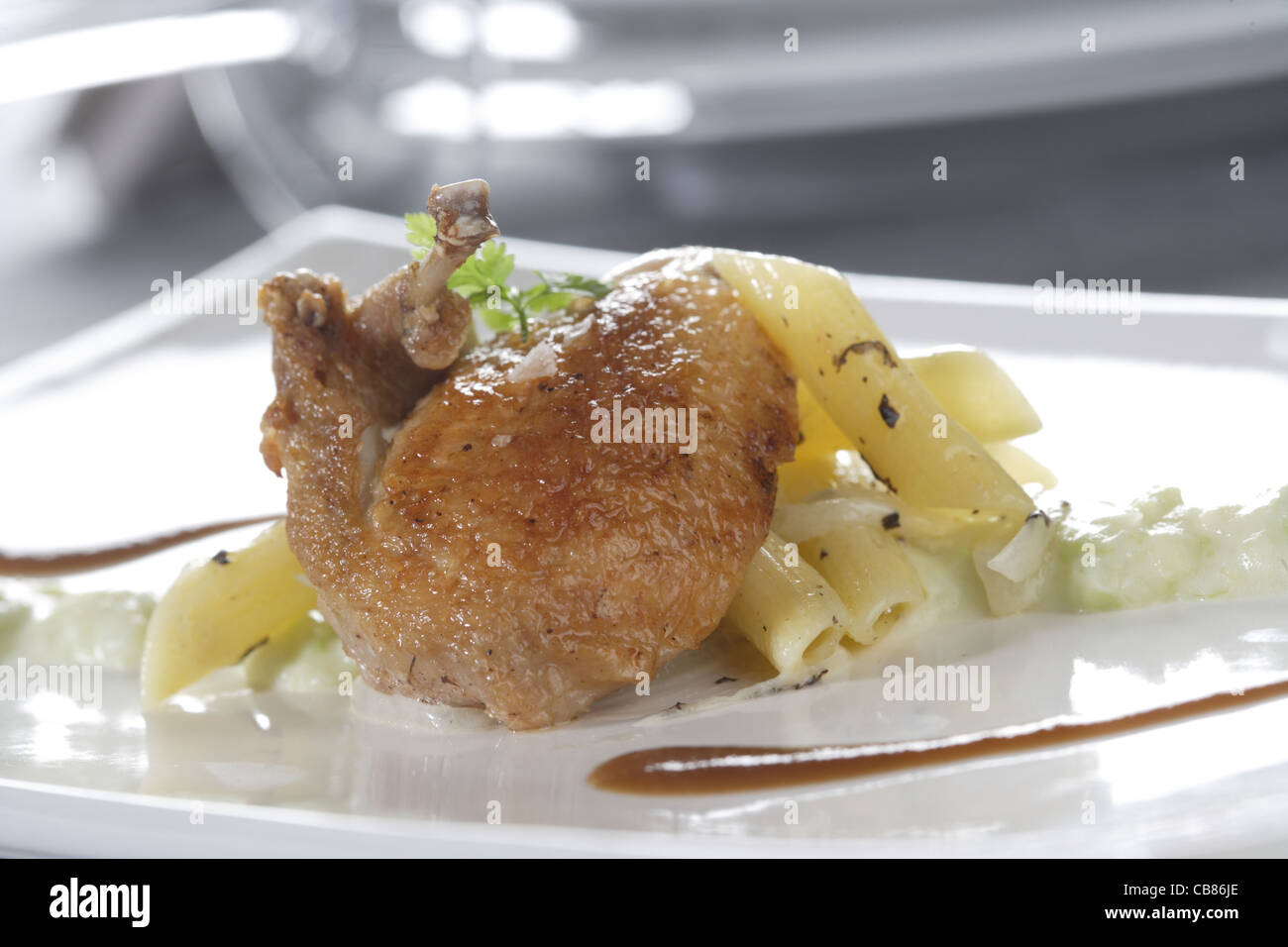 Wachtel-über getrüffelte Makkaroni und Kohl Creme pur Stockfoto