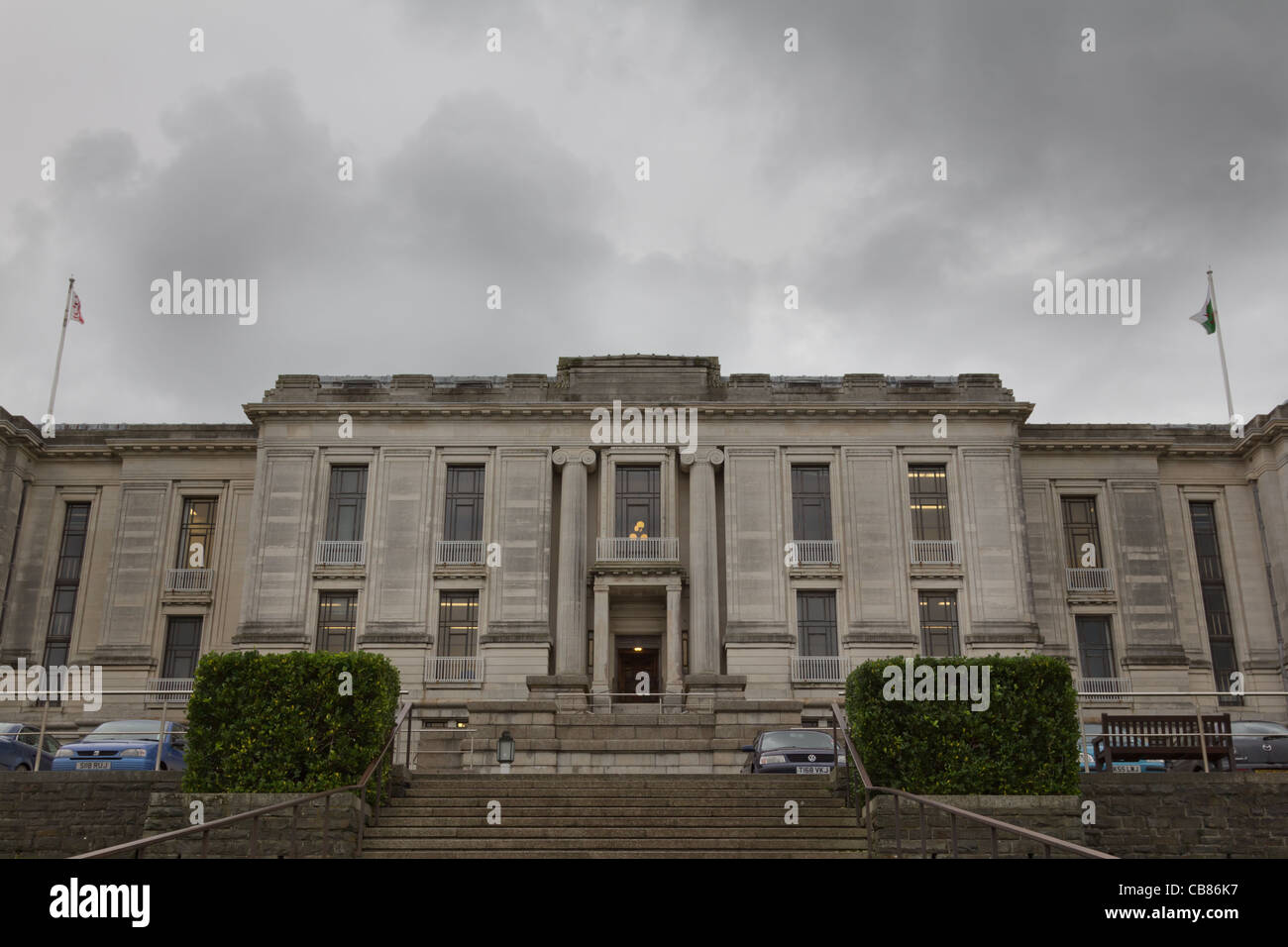 Dunkle Wolken über der National Library of Wales Stockfoto