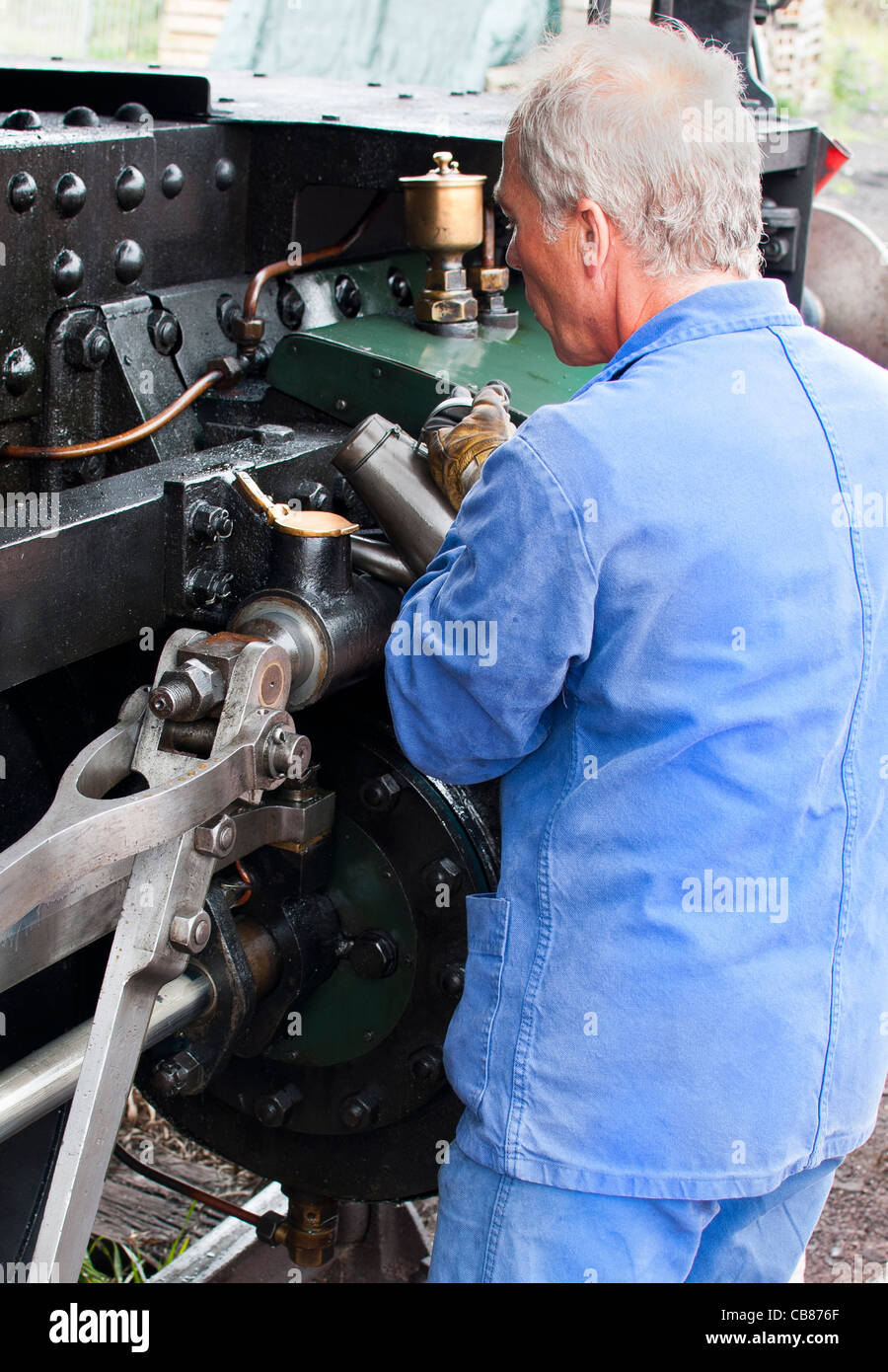 Treiber Öle die Bewegung des Motors Mallet bevor die Tage an "Le Vapeur du Trieux" arbeiten an Paimpol Station, Brittany France Stockfoto