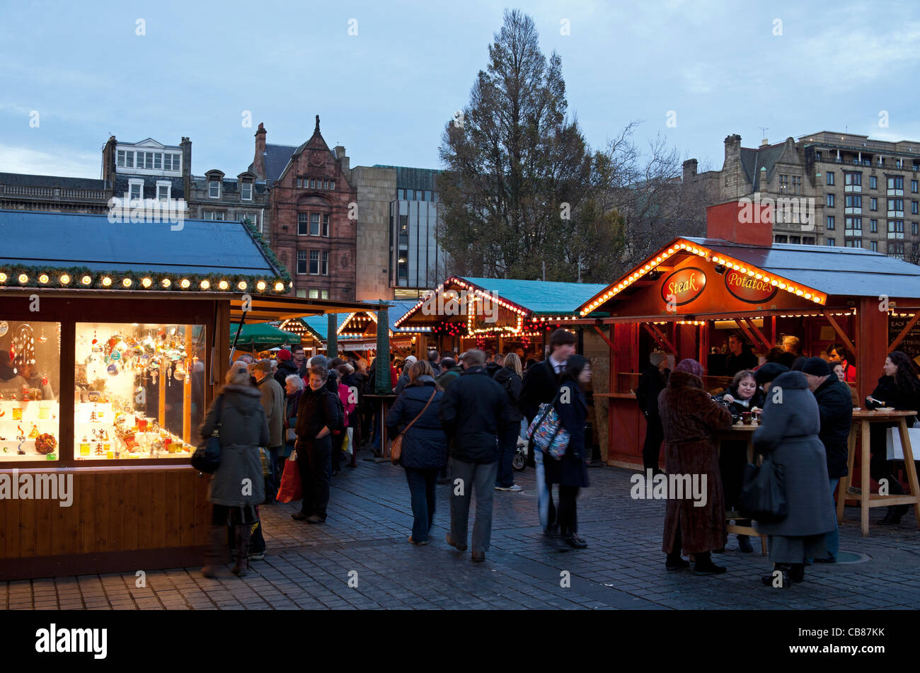 Edinburgh Weihnachten traditionellen deutschen Markt The Mound, Scotland UK Europe Stockfoto