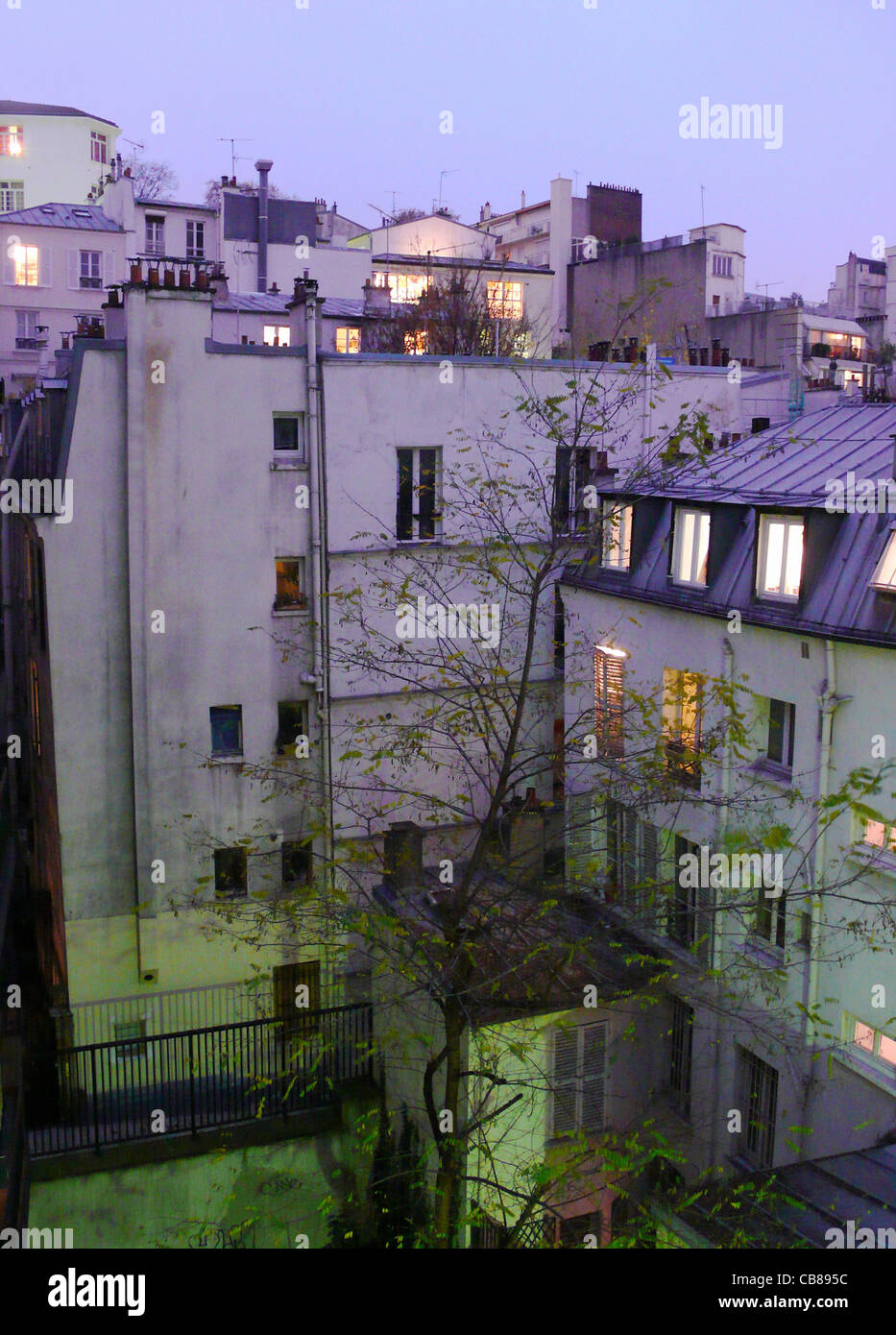 Wohngebäude in Montmartre Paris bei Nacht Stockfoto