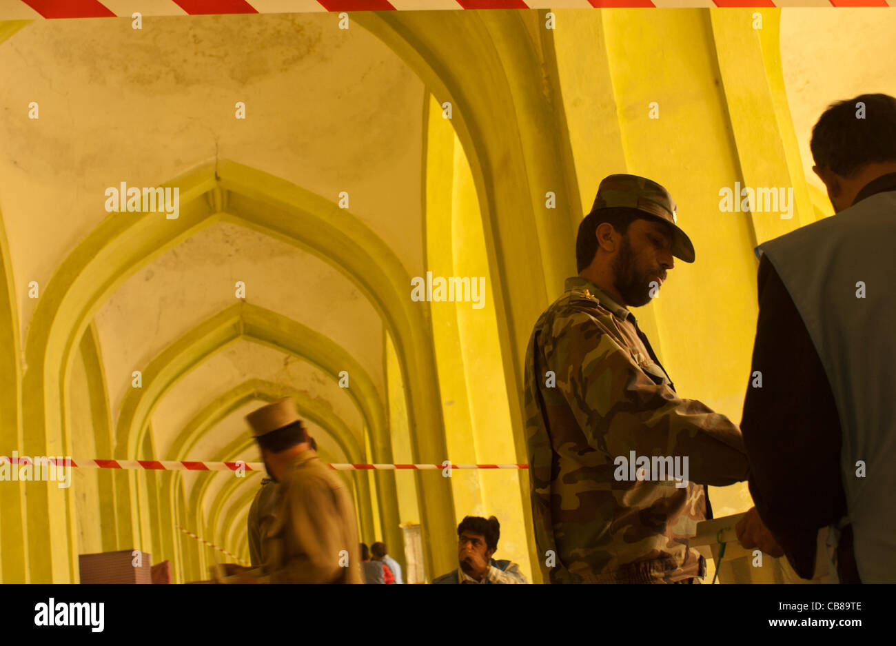 Ein afghanischer Soldat wirft seinen Stimmzettel in eine Moschee verwendet als ein Wahllokal in Kabul, Afghanistan, Oktober 2004 Stockfoto